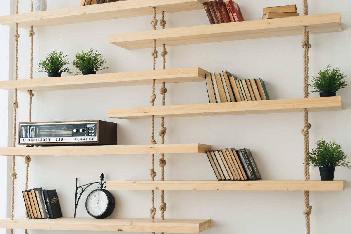 Holzbretter mit Seil als Bücherregal