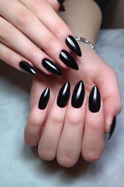 5. Mattschwarze Samtoptik als nageldesign silvester schwarz mit Gloss-Details