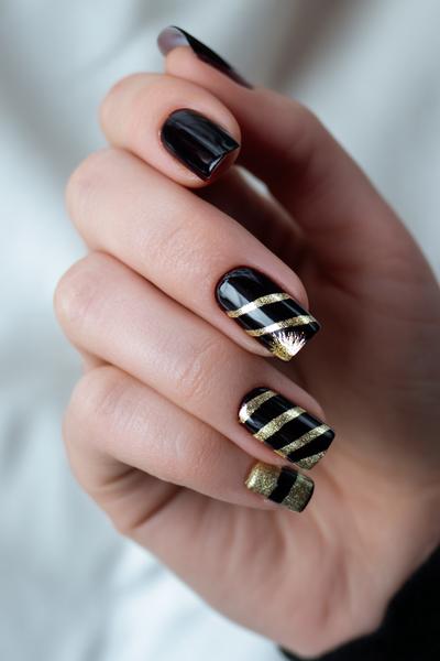 9. Schwarz-Gold-Feuerwerk als nageldesign silvester schwarz gold mit Metallic-Linien