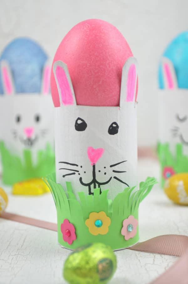 Osterhase aus Klorolle als Eierbecher