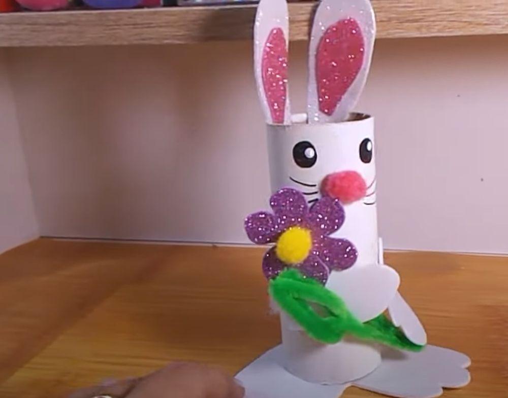 Glitzer Osterhasen aus Klorollen