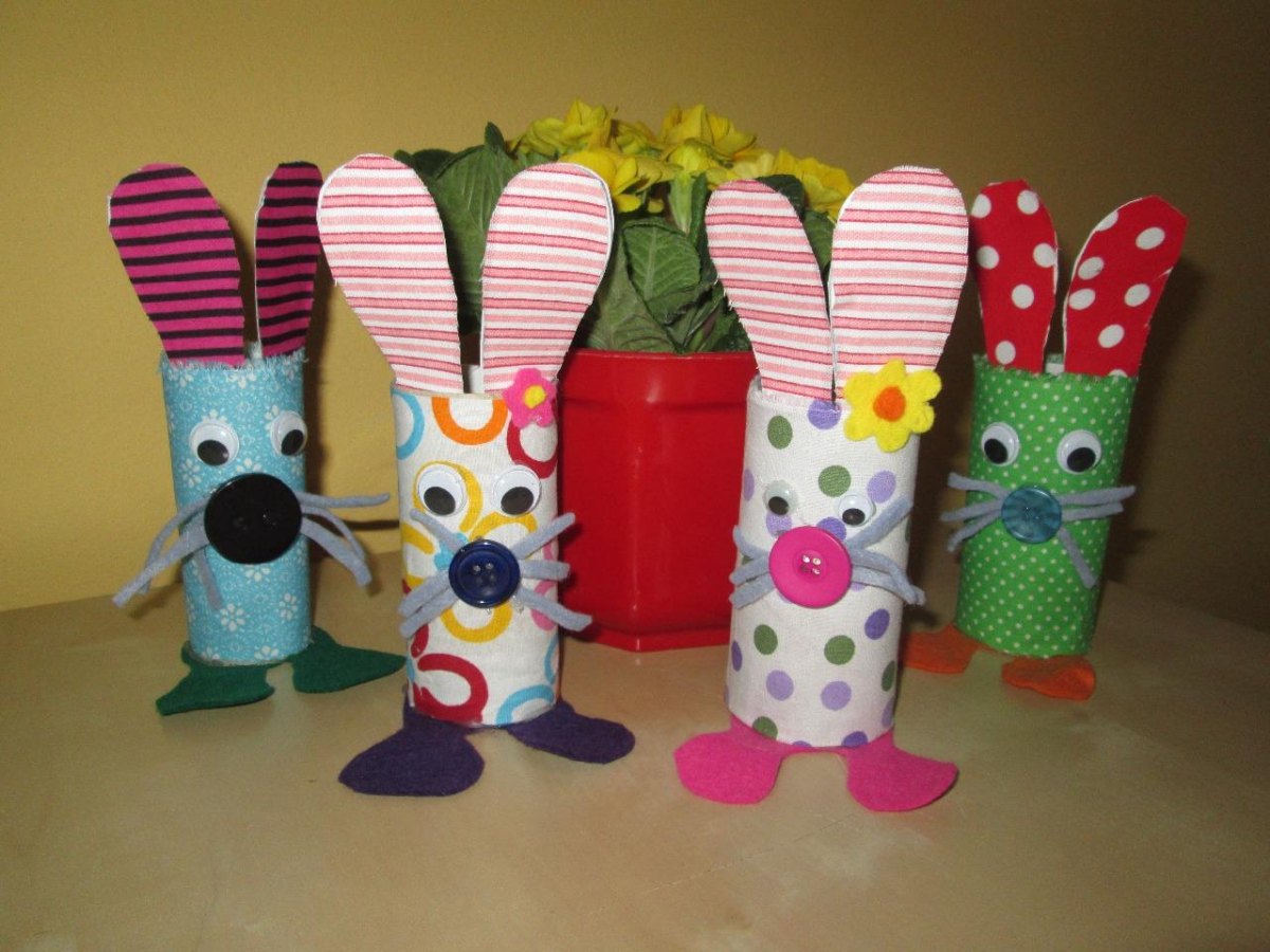 Verzierte Osterhasen mit Stoffresten