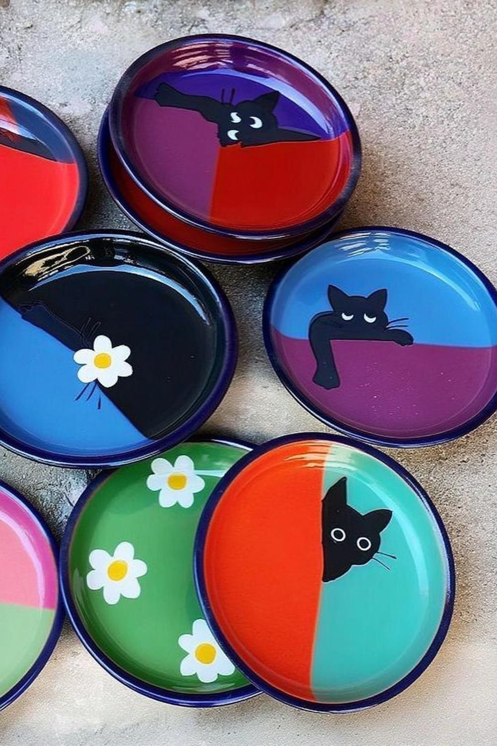 Katzen verstecken sich zwischen Blumen