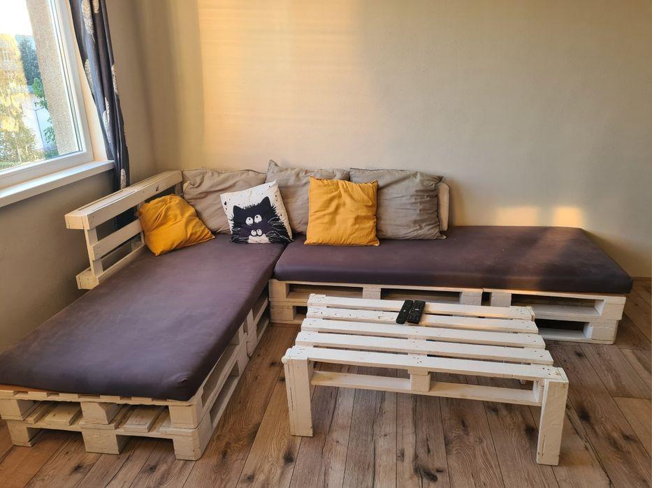 Palettensofa mit Couchtisch