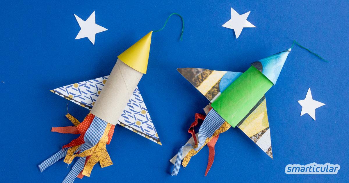 Bunte Rakete aus Klopapierrolle gebastelt