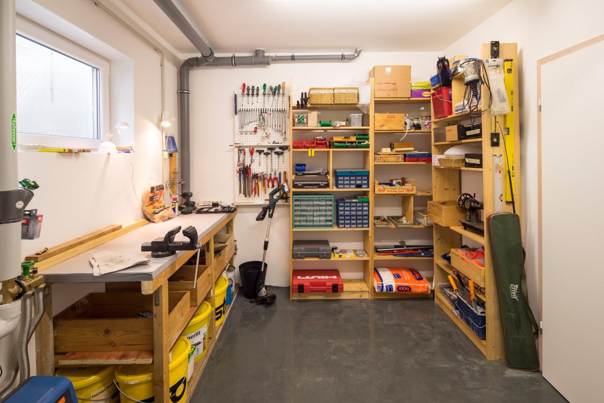 Werkstattregale mit Materialboxen