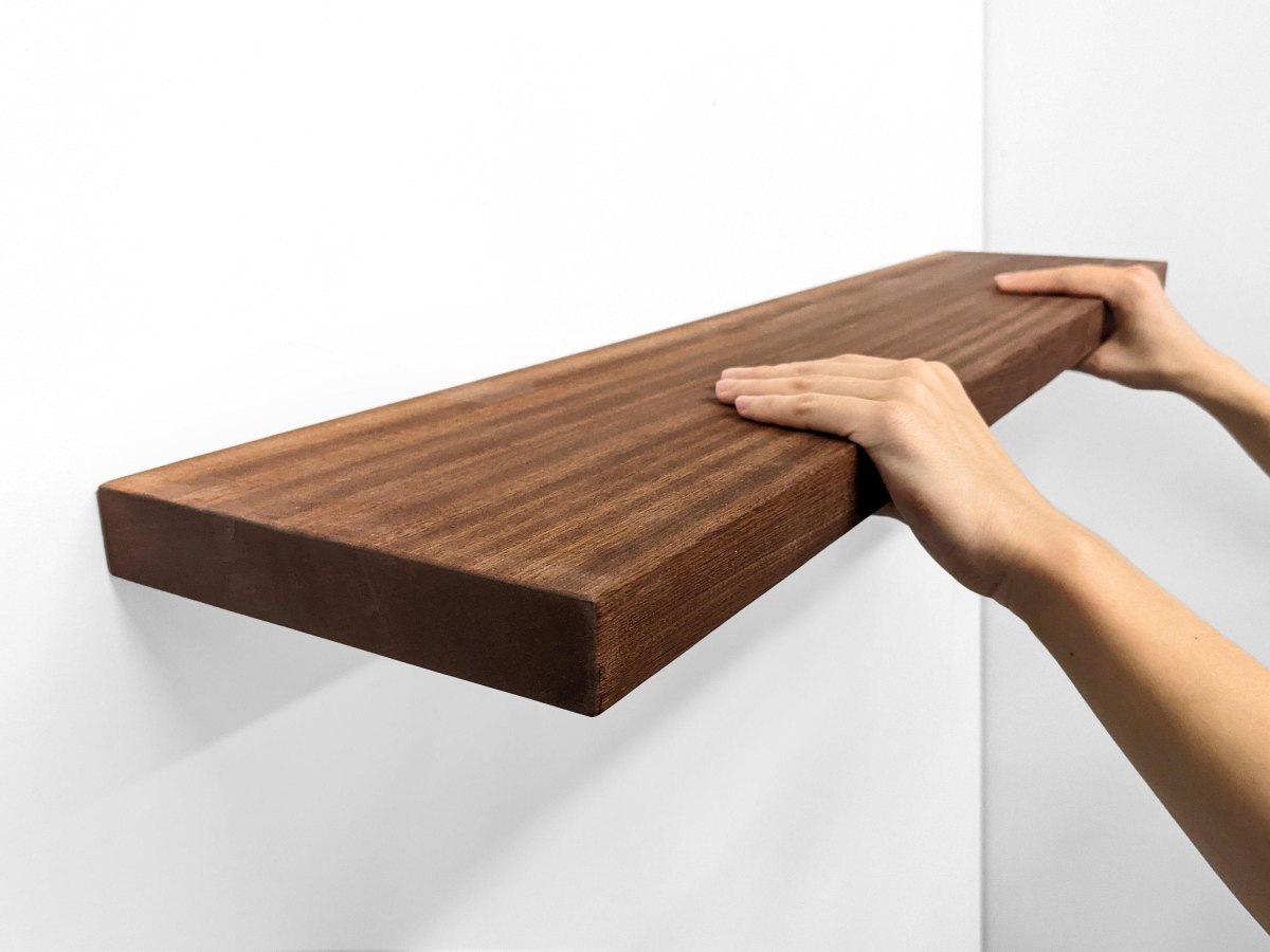 Schwebendes Holzregal an Wand