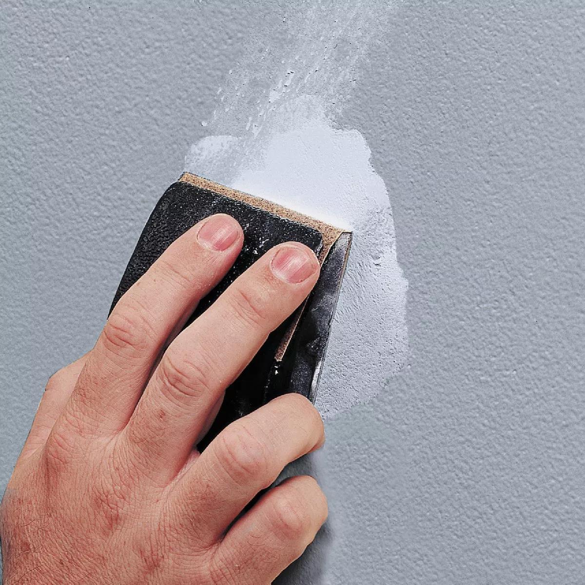 Spachtel und Schleifpapier Wand