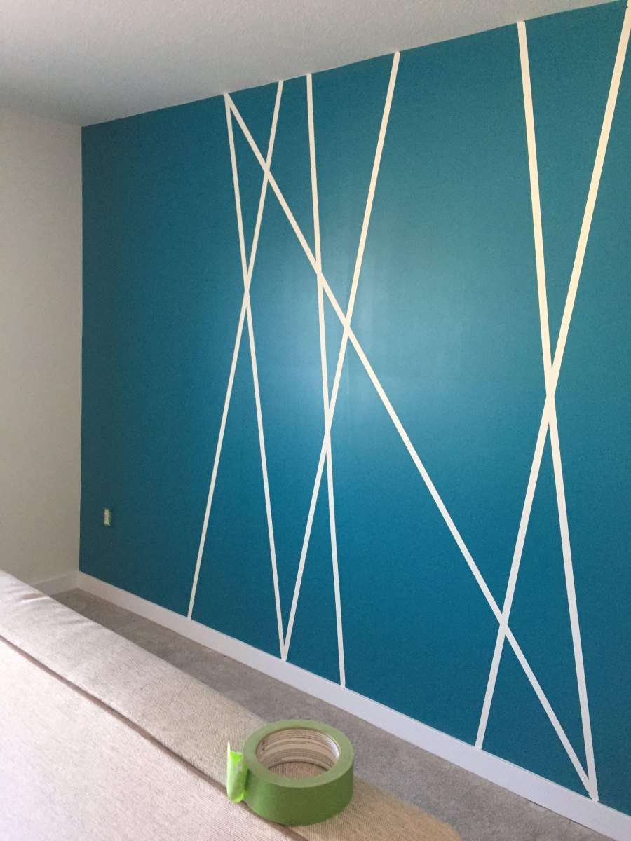 Wand mit gestrichenen Streifen