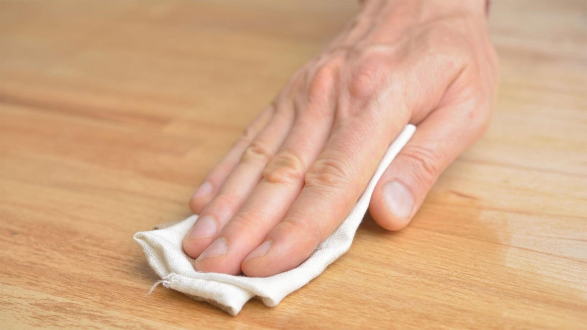 Überschüssiges Öl vom Holz entfernen