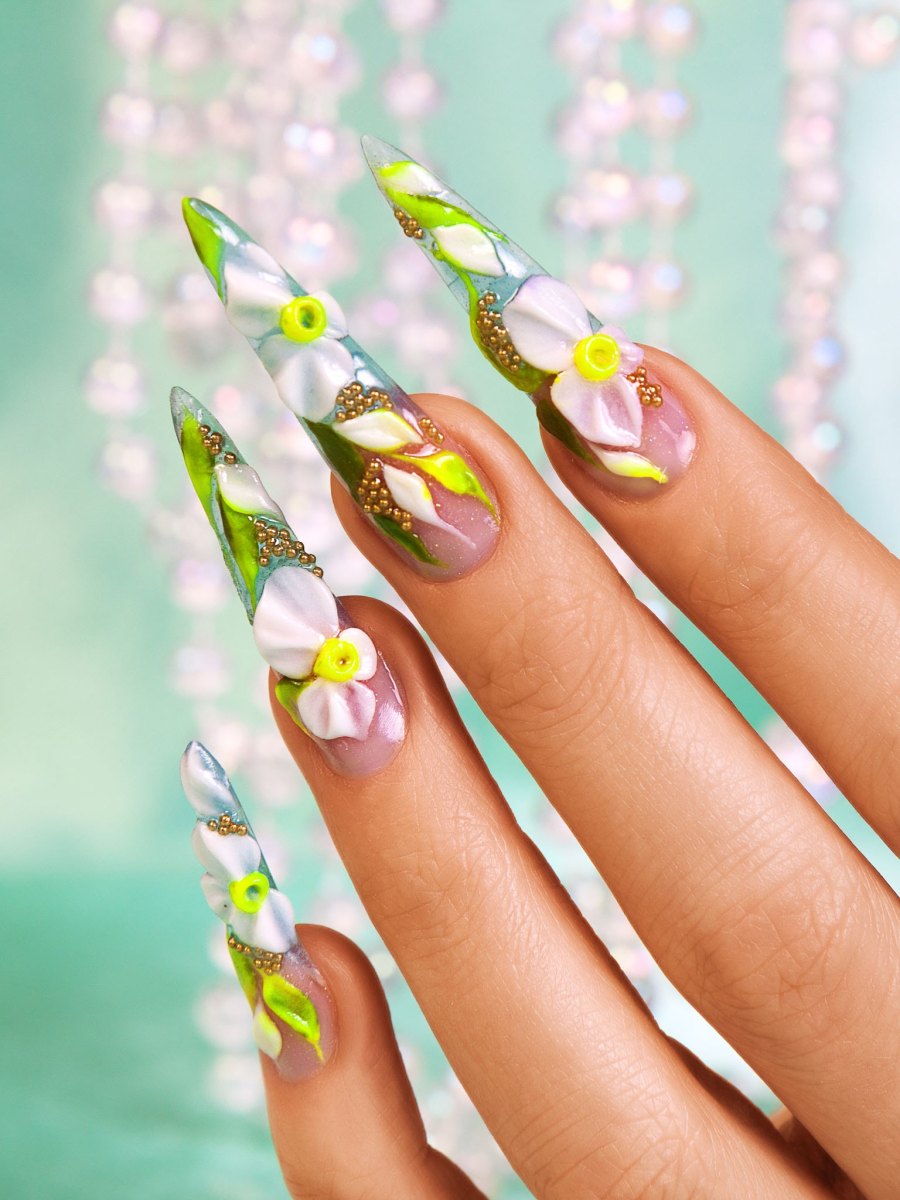 Lange spitze Stiletto-Acrylnägel mit aufwendigen 3D-Blumen in Pastell und Grün