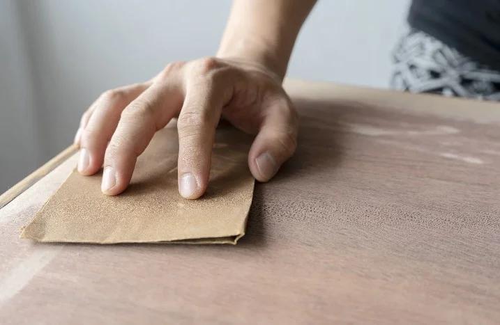 Holz zwischen Beizschichten schleifen